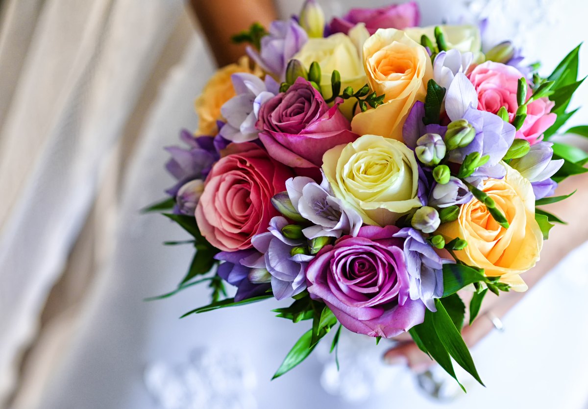 Bouquet di rose e fiori misti confezionato a mano